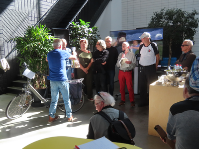 912956 Groepsportret van de vijf samenstellers van het boek 'Geboren in Utrecht - Jeugdherinneringen van Utrechters', ...